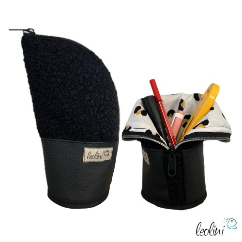 Stehendes Federmäppchen aus Bouclé | Schminktasche personalisierbar mit Namen | SCHWARZ | handgefertigt