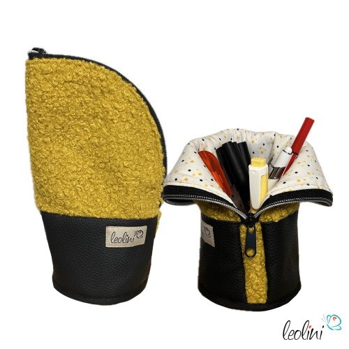 Stehendes Federmäppchen aus Bouclé | Schminktasche personalisierbar mit Namen | SENF | handgefertigt
