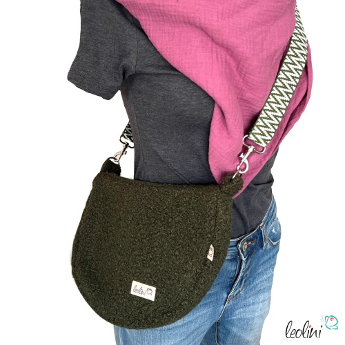 Bouclé Tasche Umhängetasche | Moonbag | Felltasche | handgefertigt in Oliv Leolini - 1
