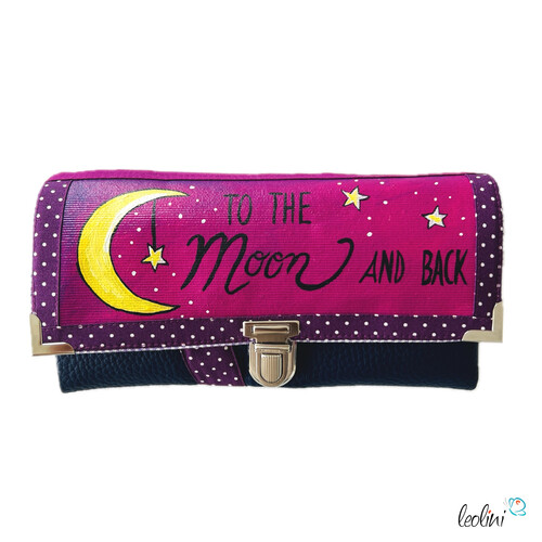 Portemonnaie mit echter Malerei | Geldbörse | TO THE MOON AND BACKPortemonnaies mit MalereiDas Portemonnaie ist ein Einzelstück, es wurde in meinem Nähatelier handgemalt und genäht. Die Vorderseite des Portemonnaies mit dem Schriftzug "TO THE MOON AND BACK" ist handgemalt und dreifach versiegelt.