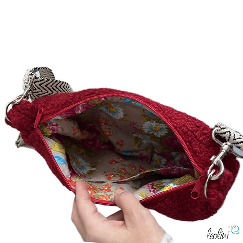 LeoliniBouclé Tasche Umhängetasche | Moonbag | Felltasche | handgefertigt in ROTTaschen mit Stickerei und Basic Taschen