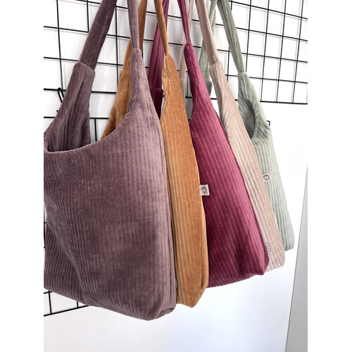 Die hippe Hobo Bag nach dem Schnitt von Leolini, aus trendigem Breitcord, auch erhältlich im SET mit dazupassendem Mäppchen