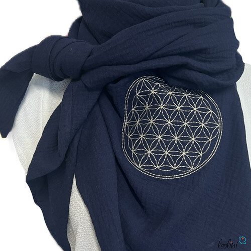 Dreieckiges Musselin-Tuch XL – Double Gauze mit Blume des Lebens -Stickerei | MARINETücher / Schals