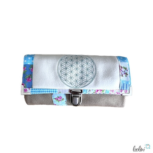Portemonnaie mit Stickerei | Blume des Lebens | BEIGE HELLBLAU | GeldbörsePortemonnaies mit StickereiPortemonnaie mit Stickerei | Blume des Lebens | BEIGE HELLBLAU | Geldbörse