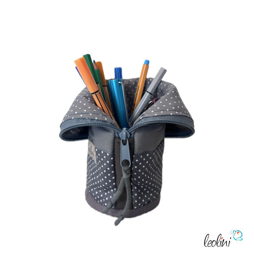 LeoliniStehende Stiftetasche Leo | Federpennal Federmäppchen PUNKTE GRAU | personalisierbar mit NamenStehende Stiftetaschen LEO