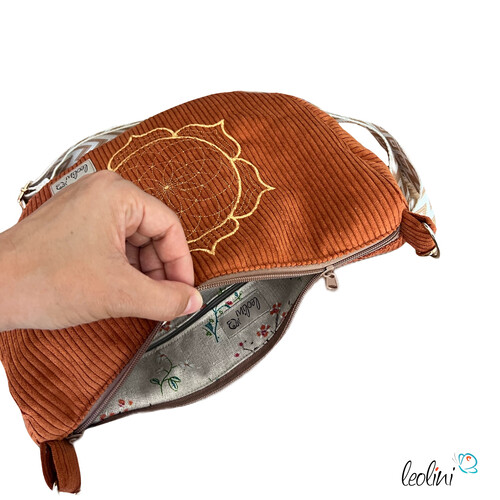 LeoliniMoonbag mit Lotus des Lebens Stickerei in ROST aus Breitcord | Umhängetasche | handgefertigtTaschen mit Stickerei und Basic Taschen