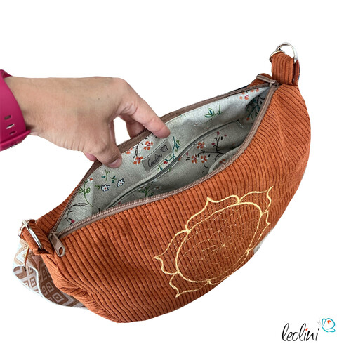 LeoliniMoonbag mit Lotus des Lebens Stickerei in ROST aus Breitcord | Umhängetasche | handgefertigtTaschen mit Stickerei und Basic Taschen