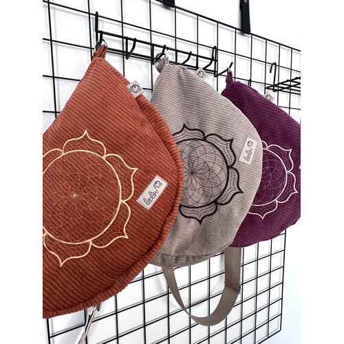 LeoliniMoonbag mit Lotus des Lebens Stickerei in BEIGE aus Breitcord | Umhängetasche | handgefertigtTaschen mit Stickerei und Basic Taschen