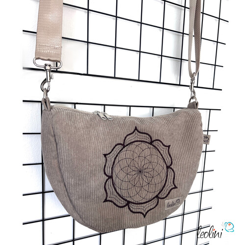 LeoliniMoonbag mit Lotus des Lebens Stickerei in BEIGE aus Breitcord | Umhängetasche | handgefertigtTaschen mit Stickerei und Basic Taschen