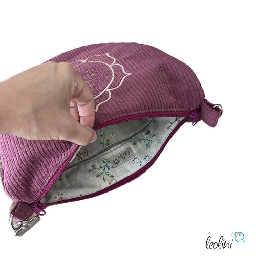LeoliniMoonbag mit Lotus des Lebens Stickerei in BEERE aus Breitcord | Umhängetasche | handgefertigtTaschen mit Stickerei und Basic Taschen