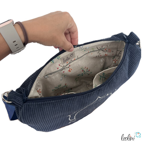 LeoliniMoonbag mit Lotus des Lebens Stickerei in BLAU aus Breitcord | Umhängetasche | handgefertigtTaschen mit Stickerei und Basic Taschen