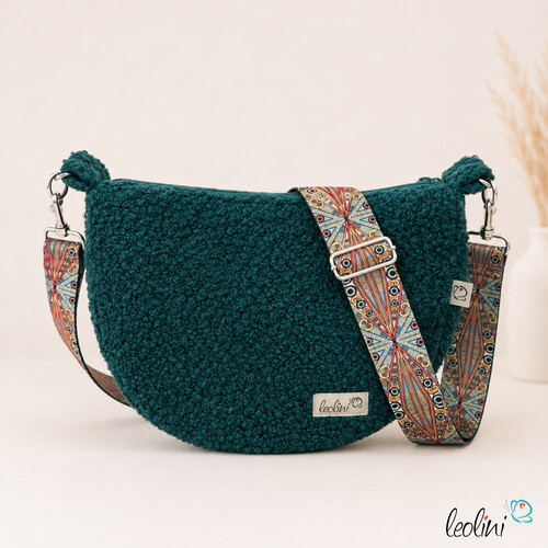 Bouclé Tasche Umhängetasche | Moonbag | Felltasche | handgefertigt in Tannengrün