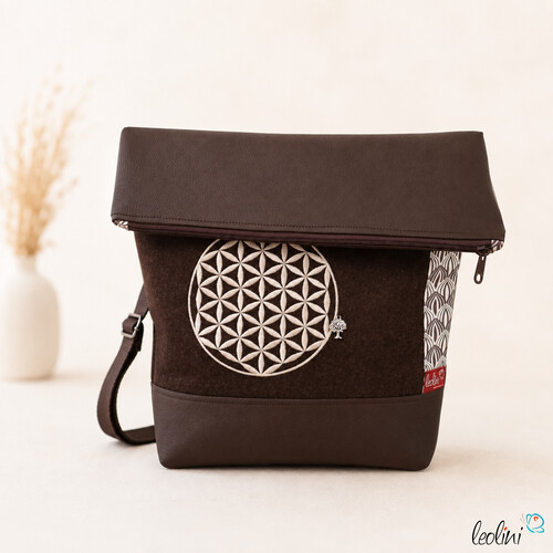 Foldover Tasche mit Blume des Lebens Stickerei mit Charmanhänger - dunkelbraun