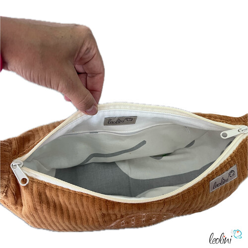 Moon Bag Luna COGNAC | Halbmondtasche | handgefertigte Schultertasche mit Blume-des-Lebens-StickereiLeoliniTaschen mit Stickerei und Basic Taschen