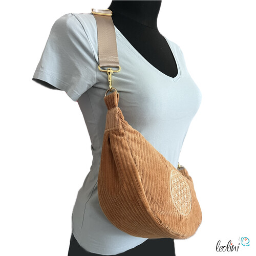 Moon Bag Luna COGNAC | Halbmondtasche | handgefertigte Schultertasche mit Blume-des-Lebens-StickereiLeoliniTaschen mit Stickerei und Basic Taschen