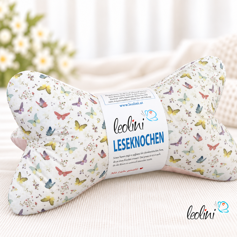 LeoliniDer Leseknochen verdankt seinen Namen seiner einzigartigen Form, die an einen Knochen erinnert und ihn vielseitig einsetzbar macht – ob als Nackenstütze, Rückenkissen oder Buchhalterung. Auf Wunsch kann der SCHMETTERLINGE Leseknochen mit einem Namen personalisiert werden.