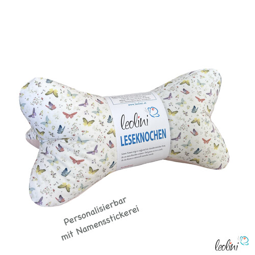 Leseknochen personalisierbar | Nackenkissen SCHMETTERLINGE | handgemachtDer Leseknochen verdankt seinen Namen seiner einzigartigen Form, die an einen Knochen erinnert und ihn vielseitig einsetzbar macht – ob als Nackenstütze, Rückenkissen oder Buchhalterung. Auf Wunsch kann der SCHMETTERLINGE Leseknochen mit einem Namen personalisiert werden.