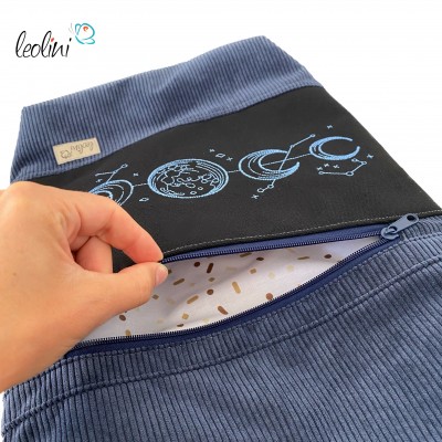 Foldover Tasche aus CORD mit MONDPHASEN Stickerei | Cordtasche in Jeansblau | mit Außenfach