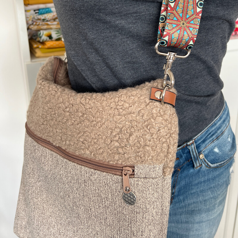 Umhängetasche Lenos Boucle in Beige handgefertigt