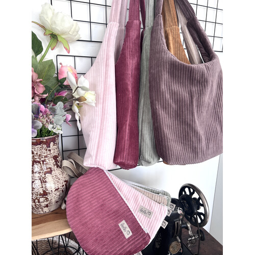 Die hippe Hobo Bag nach dem Schnitt von Leolini, aus trendigem Breitcord - auch als SET erhältlich mit dazupassendem Allzweckmäppchen