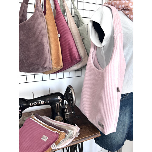 Hobo Bag Breitcord in Himbeer handgemachte Trendtasche