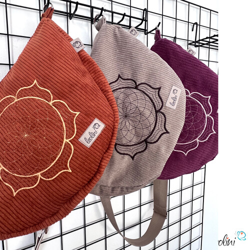 Moonbag mit Lotus des Lebens Stickerei in BEERE aus Breitcord | Umhängetasche | handgefertigtTaschen mit Stickerei und Basic Taschen