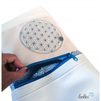 Foldover Tasche Blume des Lebens Stickerei mit Charmanhänger -  weiß